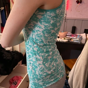 H2O tröja  - Ett turkost linne som passar stilen i serien H2O. Är i barnstrorlek men passar mig med storlek S