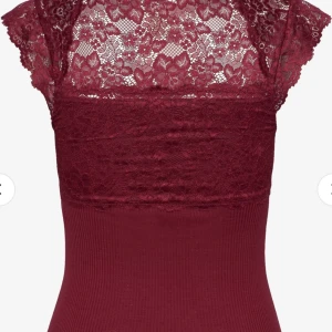 Röd spetstopp - Säljer denna jätte fina spetstopp då den ej kommer till användning❤️ Skriv för egna bilder  Köpte för 350❤️