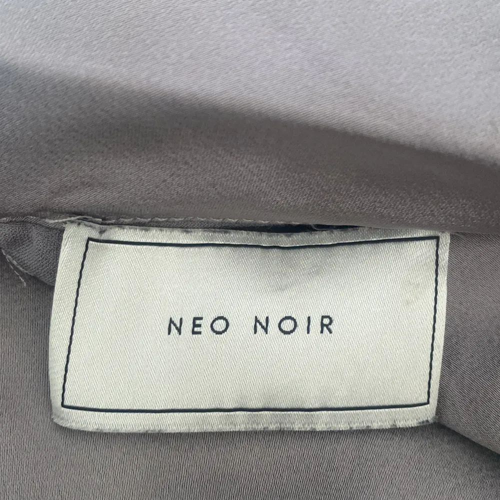 Jag säljer denna jättefina blusen ftpn neo noir då den inte kommer till användning💕original priset är 599kr, knappt använd💕pris kan diskuteras tryck gärna på ”köp nu”💕. Blusar.
