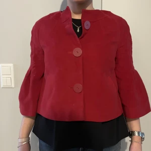 Trekvartsärmad Jacka - Spana även in våra andra plagg och spara på fraktkostnader. Alla plagg är självklart tvättade och fräscha! Alla produkter kan skickas eller hämtas i Stockholm.   Vid ytterligare frågor tveka ej att skriva!