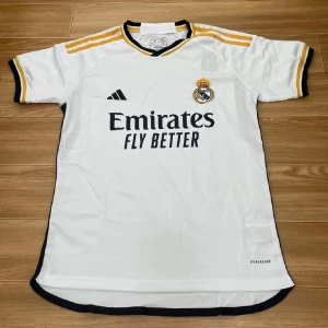 Real Madrid tröja  - Riktigt snygg inga fläckar eller skador alls. Men fortfarande lite använd men skriv om du har frågor