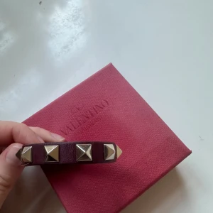 Valentino armband  - Äkthetsbevis, box mm följer med!