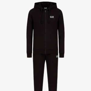 ea7 tracksuit - säljer den då den är för liten, köpte för 2000 ny, använd fåtal gånger, kom med bud. skriv privat för mer detaljerade bilder 