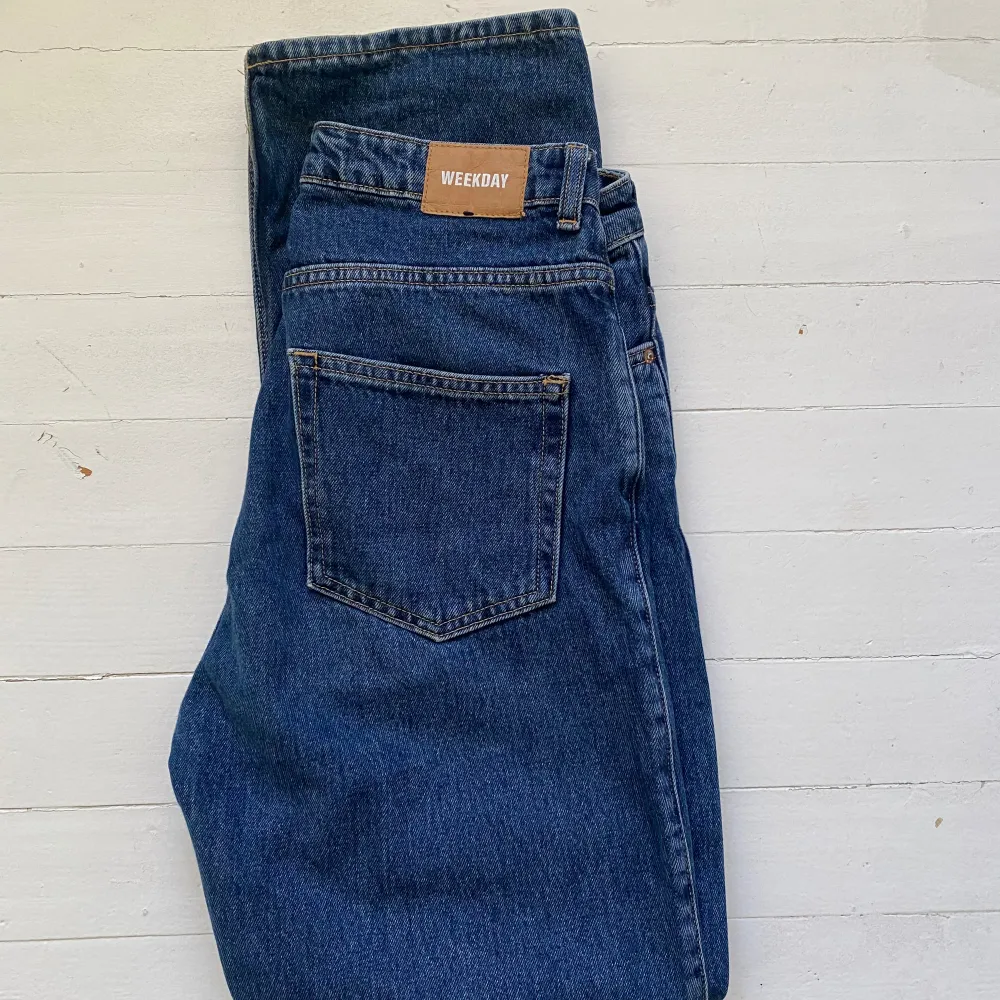 Säljer nu dessa snygga mörkblåa jeans från weekday. Storlek W29 L30. Skriv om du har frågor💙. Jeans & Byxor.