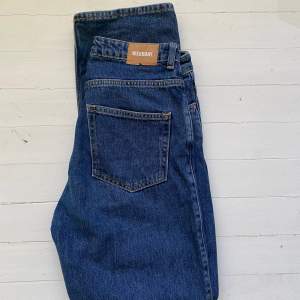 Säljer nu dessa snygga mörkblåa jeans från weekday. Storlek W29 L30. Skriv om du har frågor💙