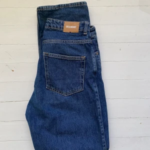 Weekday mörkblå jeans - Säljer nu dessa snygga mörkblåa jeans från weekday. Storlek W29 L30. Skriv om du har frågor💙