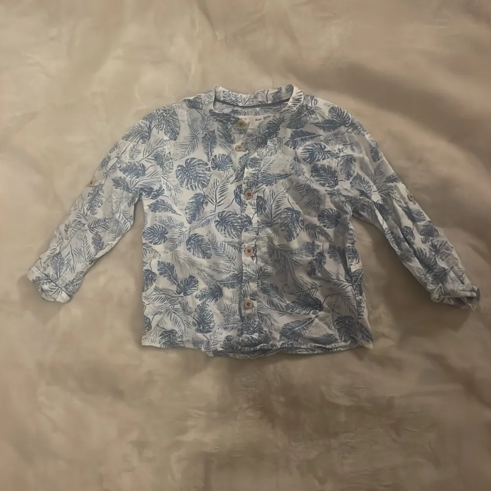 Säljer denna gulliga barnskjortan från Zara i superfint skick!💗 Priset kan diskuteras💗. Skjortor.