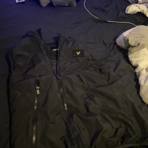 Lyle Scott väst  - En väst för 14 till 15 åringar vet inte riktigt vad de är för storlek men jag säljer västen för jag tänker att jag vill få bort lite marketskläder o jackor som jag inte använder.