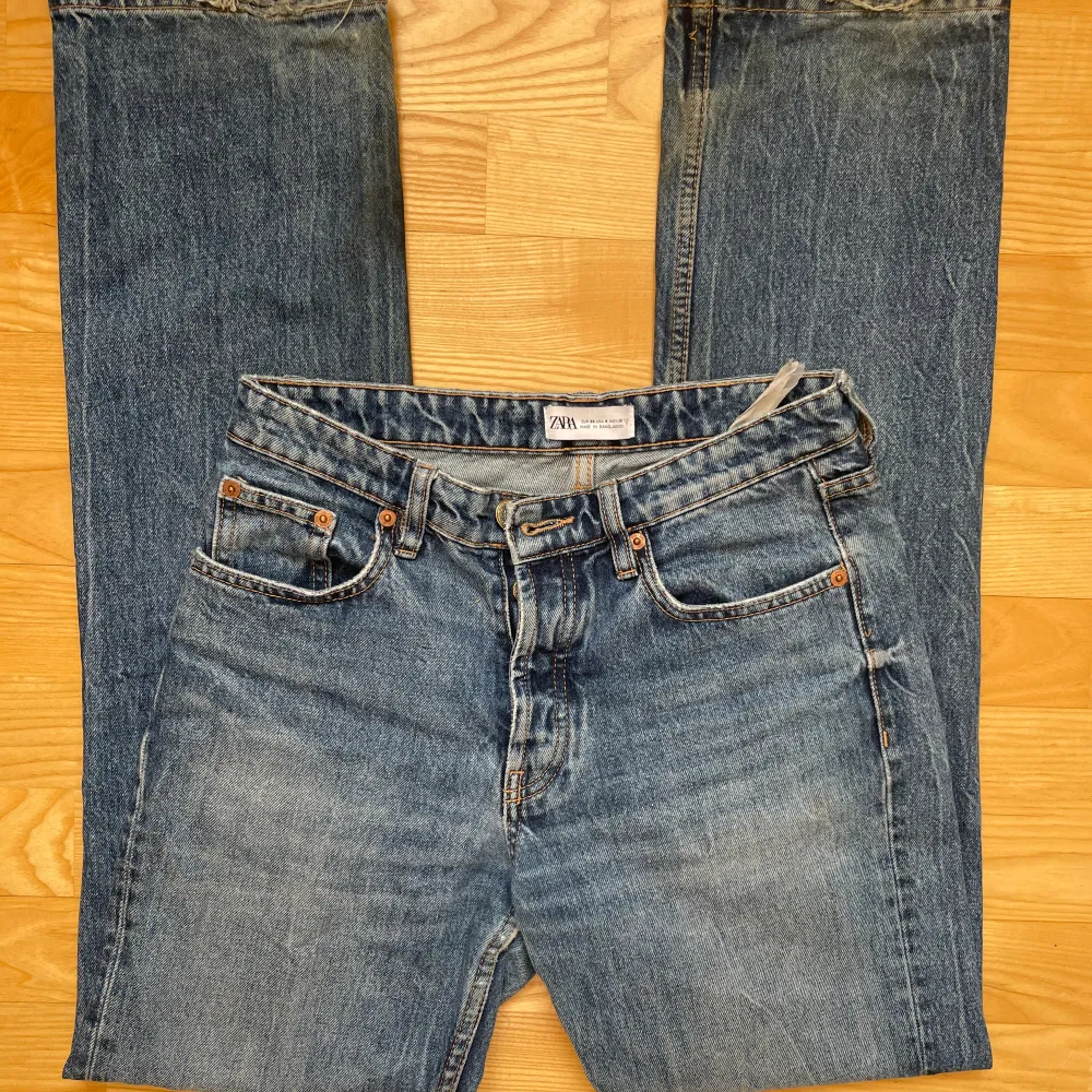 Säljer mina mörkblå, populära Zara jeans. De är i toppenskick utöver slitning och lite missfärgning längst ner, därav priset. De passar mig som är 168 bra! Midja: mid rise Midjemått: 36cm Innerbenslängd: 81cm Hör gärna av dig vid frågor/intresse!💕. Jeans & Byxor.