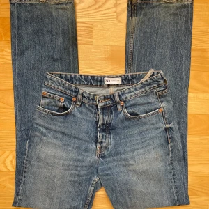 Mid Rise Zara jeans - Säljer mina mörkblå, populära Zara jeans. De är i toppenskick utöver slitning och lite missfärgning längst ner, därav priset. De passar mig som är 168 bra! Midja: mid rise Midjemått: 36cm Innerbenslängd: 81cm Hör gärna av dig vid frågor/intresse!💕