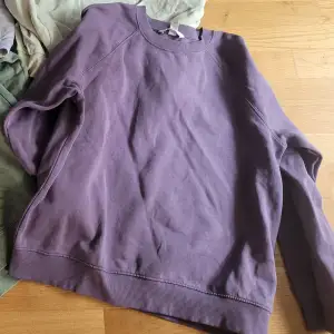 Lila collegetröja / sweatshirt från H&M, storlek S