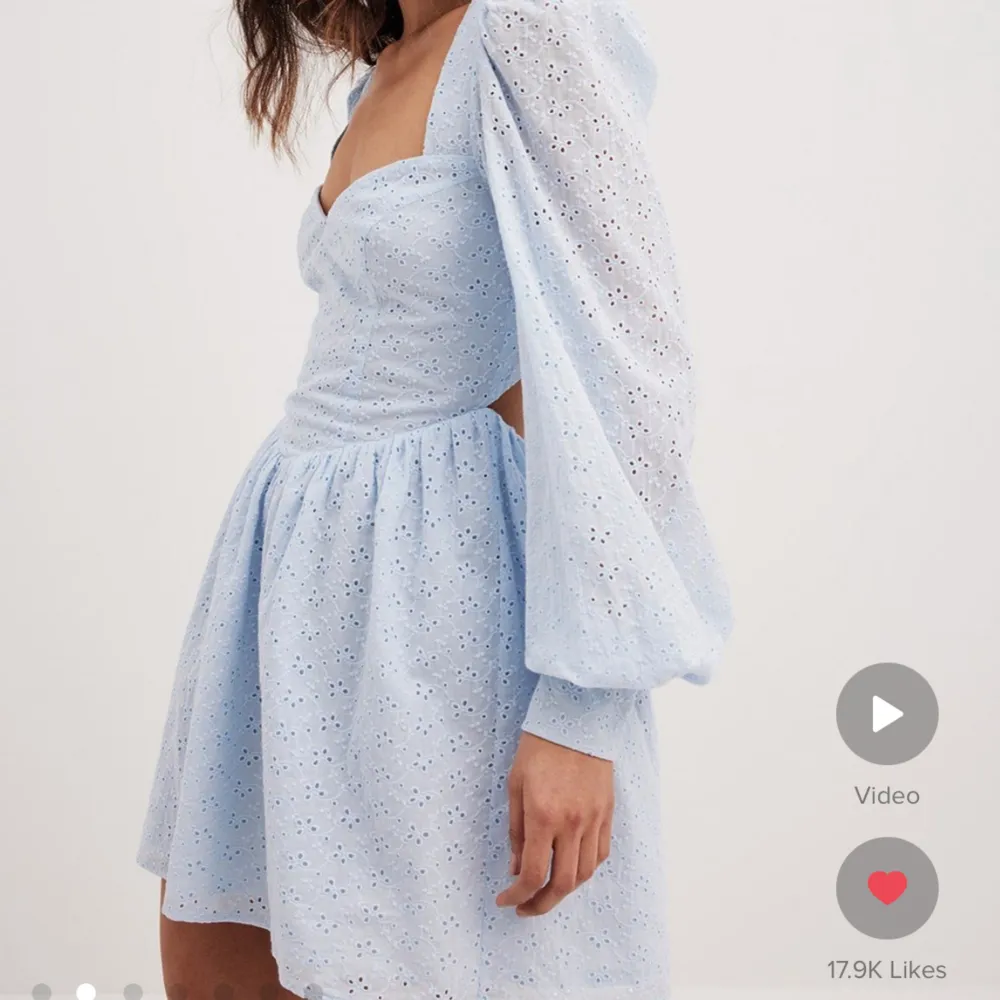 Jag söker denna blå klänning från Chloe Schuterman x Nakd i storlek 36!!!!🫶🏼. Klänningar.