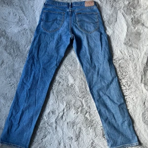 Lee jeans  - Köpta för ett tag sen och har bara legat och skräpat i garderoben använda typ 3 ggr  Bra skick 