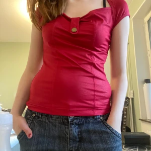 adidas vintage top -  unik röd adidas vardags- eller fest-topp. köpt second hand i berlin. knappt använd av mig och i mkt bra skick. passar s/m