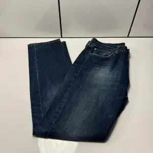 Ralph Lauren Jeans, ett par mörka jeans med snygg tvätt. Byxorna är i toppskick, inga tecken på användning! Hör av er vid minsta fundering 😀