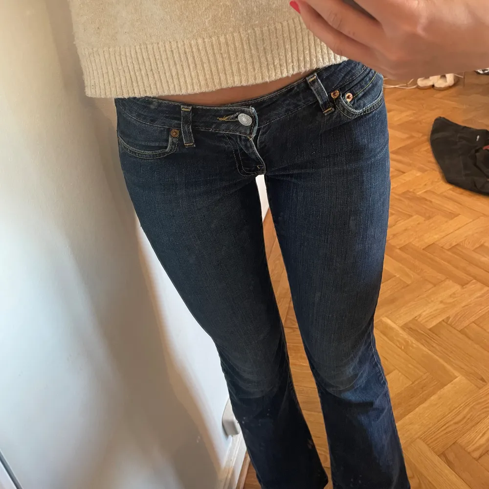 fint skick❤️ lågmidjade bootcut levis jeans 💕 de är uppsprättade längst ner för att bli lite längre💕midjemått 72cm innerbenslängd 82cm. Jeans & Byxor.