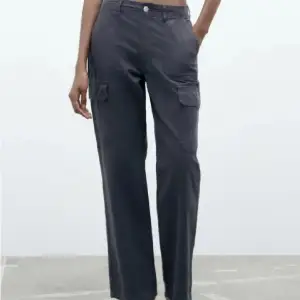 Zara cargo byxor som är slutsålda, helr nya med prislapp på. Storlek 34