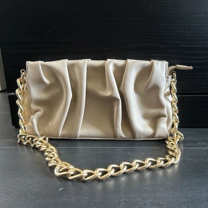 Väska - Säljer nu denna fina väska från MQ i märket Stockholm LM. Säljer då den inte kommer till användning mer❣️❣️skriv i DM för fler bilder 