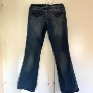 Säljer dessa bootcut jeans med fickor från h&m pga att de blivit för stora, sitter bra i längden på mig som är runt 166! Skriv ifall ni har frågor🫶🏻