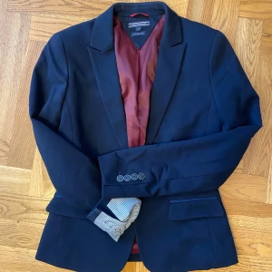 Marinblå kavaj  - Marinblå klassisk kavaj från Tommy Hilfiger. Storlek 34.