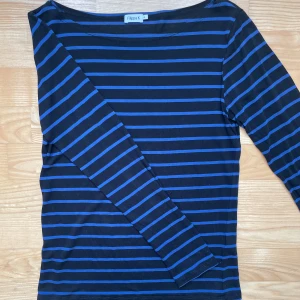 Randig tröja - Säljer denna fina tröja då den inte passade mig. Tröjan är i jättebra skick. Den är svart/blå-randig och materialet är väldigt tunt. Den har ganska ”bred” urringning. Passar XXS/XS. Hör gärna av dig vid frågor, fler bilder eller för prisdiskussion!💕😇