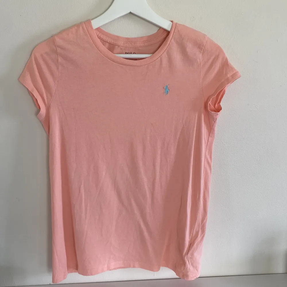 Säljer denna superfina och somriga t-shirten från Ralph Lauren. Den är aldrog använd endast provad och köpt för ett par år sedan. Nypris: 899kr Färgen är mer korall ån rosa💞. T-shirts.