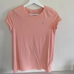Ralph Lauren t-shirt - Säljer denna superfina och somriga t-shirten från Ralph Lauren. Den är aldrog använd endast provad och köpt för ett par år sedan. Nypris: 899kr Färgen är mer korall ån rosa💞