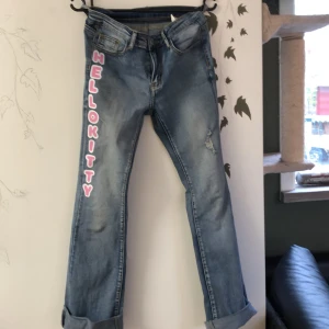 Hellokitty flared jeans  - Ett par hellokitty jeans som jag tryckt själv (jeansen är från SHEIN) trycket sitter till 98% väldigt bra men ”morrhåren” på hellokitty sitter lösare.  Säljer så det inte är min stil längre 