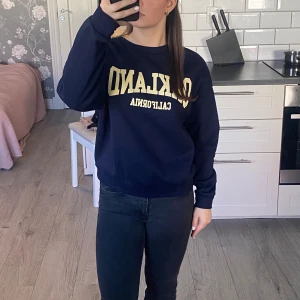Långärmat tjock tröja  - Mörkblå tjock tröja med text, använd få tal gånger! 