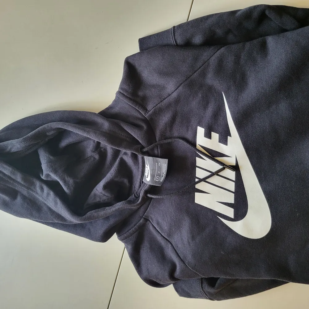 Nike hoodie använd o tvättad small i herr storlek. Felfri men tvättad och använd. . Hoodies.