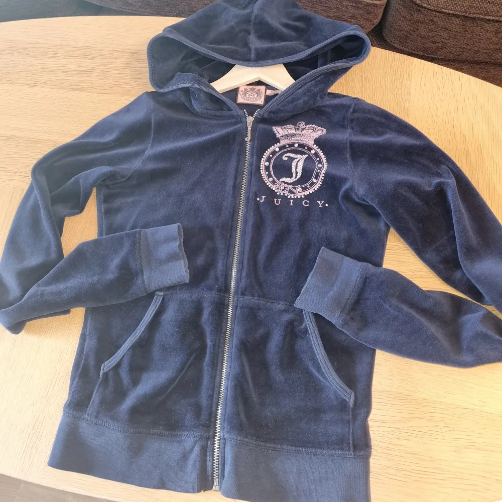 Juicy Couture vintage marinblå munkjacka i storlek small med vackert strassmotiv på fram- och baksida.. Hoodies.