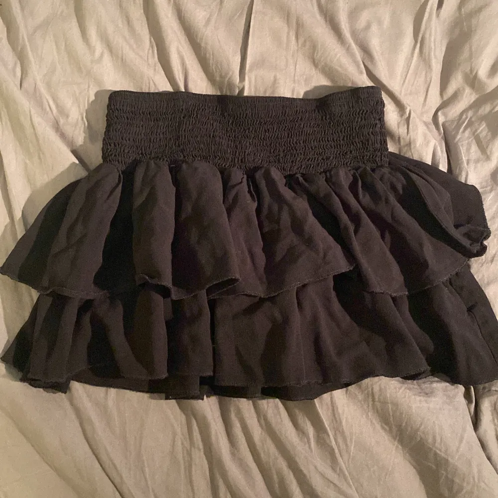 Super söt volang kjol som tyvärr är för liten för mig. Använt bara några gånger. Bra kvalite.   Längd: 33.5 cm Bredd runt midjan (väldigt stretchigt): 30 cm. Kjolar.