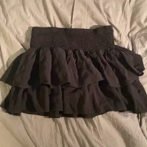 Super söt volang kjol som tyvärr är för liten för mig. Använt bara några gånger. Bra kvalite.   Längd: 33.5 cm Bredd runt midjan (väldigt stretchigt): 30 cm