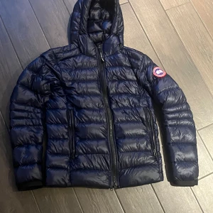 Canada goose jacka - Nu säljer jag min Canada goose jacka i storlek S. Canada goose jackan är i väldigt bra skick då jag har använt den ett fåtal gånger. Pris kan diskuteras vid snabb affär. Den är såklart äkta