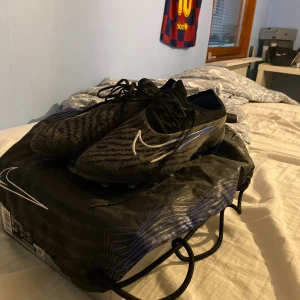 Nike phantom GX - Storlek 41, fint skick dobbarna är lite slitna. priset är inte hugget i sten