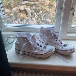 Converse   - Jätte fina skor i bra skick💗💗 Passar perfekt nu till våren/sommaren☀️ Köpte dom här på plick, men passade tyvärr inte mig. 