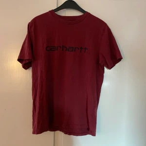 Carhartt t-shirt  - Vinröd carhartt t-shirt  Skriv om ni har frågor, vill ha fler bilder eller har prisförslag :)