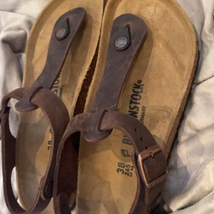Tofflor - Perfekta birkenstock tofflor till både sommaren och vardags! Helt oanvända och nya! Dom är i storlek 38.