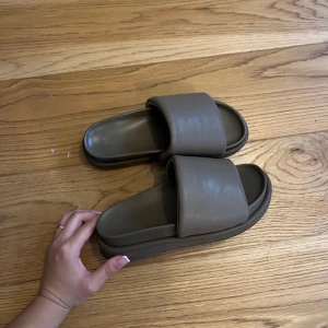 TOFFLOR💜 - Tofflor från H&M💖💖💞💗💕Knappt använda!