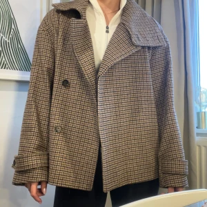 Arket kappa - Rutig kappa ifrån Arket, perfekt till våren!  Jättefint skick💕Jag är 164cm  Går inte under 900kr