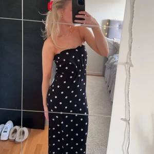 Prickig långklänning💕 - Super fin långklänning som tyvärr är lite liten och kommer därav inte till användning💕använd 2 gånger