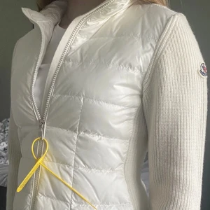 Vit Moncler Cardigan - Vit moncler Cardigan Strl S💖 Köpt på miinto, ej använd och alla tags finns kvar, säljer då den tyvärr är lite liten på mig Skriv privat om du önskar bilder på qr-koden, tagsen eller annat❤️