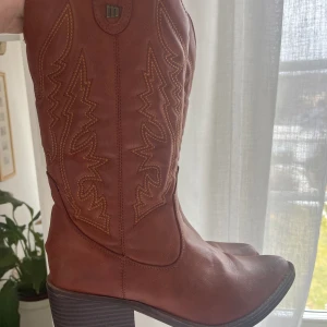 Cowboy boots - Bruna cowboyboots från mtng❣️sista bilden är tagen från miinto hemsida, tror det är samma modell, men är inte helt säker!! köpta här på plick💕 står storlek 40 men passar även 39