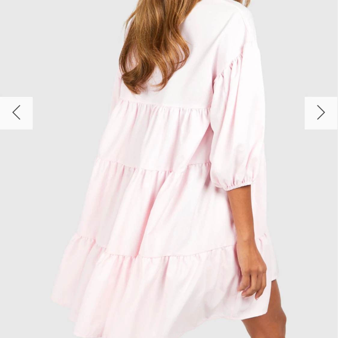 Rosa klänning med volanger  - 90