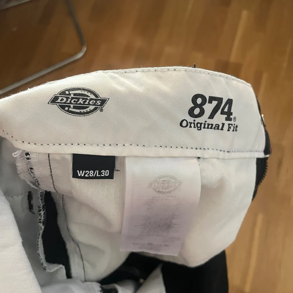 Kostymbyxor från Dickies, 874. Använda någon enstaka gång men de ser helt oanvända ut. Nypris 679kr. Jeans & Byxor.