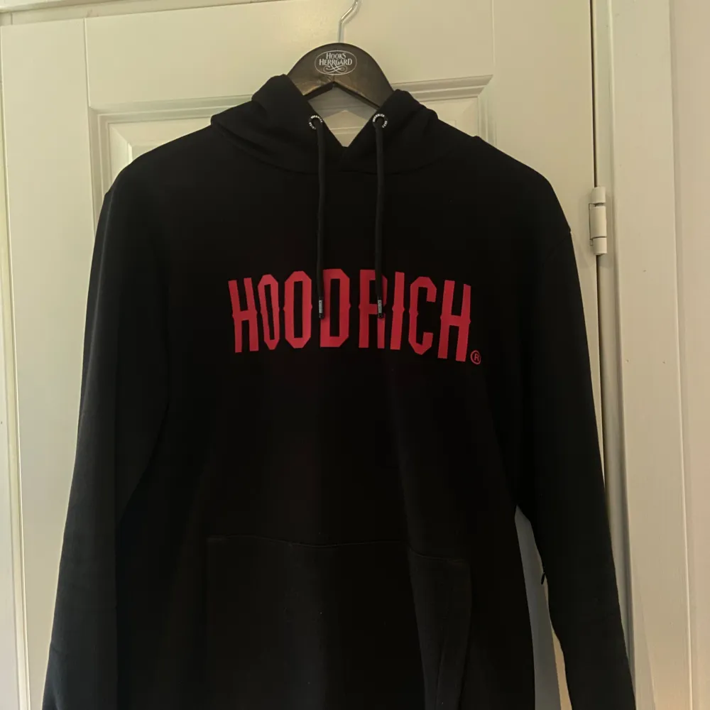 Säljer min Hoddrich tröja då den inte kommer till användning längre den är i fint skick9/10 strl M. Hoodies.