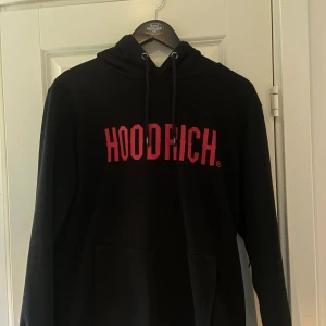 Hoodrich tröja  - Säljer min Hoddrich tröja då den inte kommer till användning längre den är i fint skick9/10 strl M
