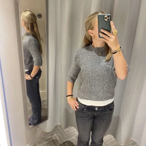 Stickad t-shirt  - Super bra skick, endast använd fåtal gånger. Ny pris 500kr