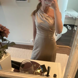 Balklänning - Jättefin balklänning 😍😍 storlek 6 vilket motsvarar 34 ungefär. Från Asos. Helt oanvänd med lappar kvar!