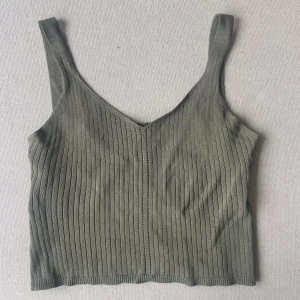 Olivfärgat linne, storlek S - Grönt linne från design by si, storlek S. Inte använt, fint skick.